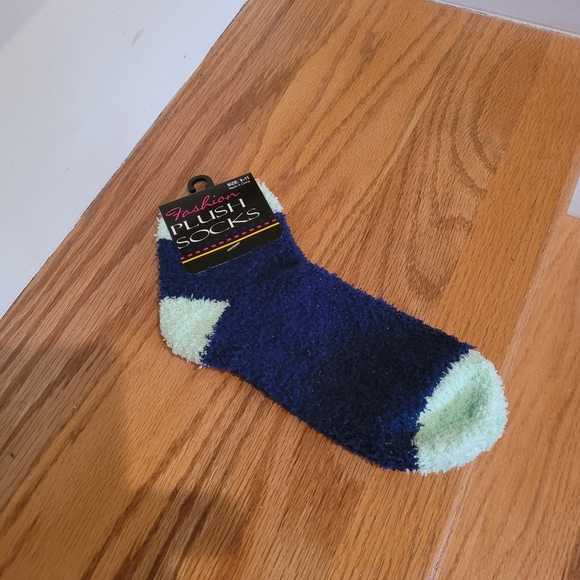 NEW 3 Pairs Fashion Plush Socks Size 9- 11 - Picture 6 of 6